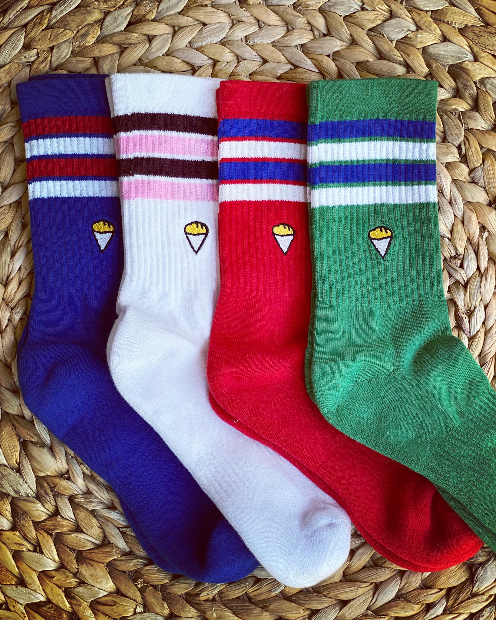 Chaussettes colorées avec emoji de paquet de frites